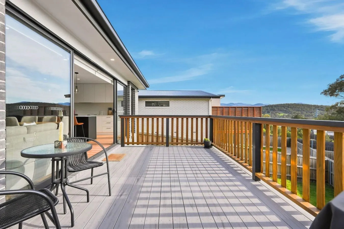 New 3-Bed Home, Sunny Deck & BBQ, 15 min to Hobart 17