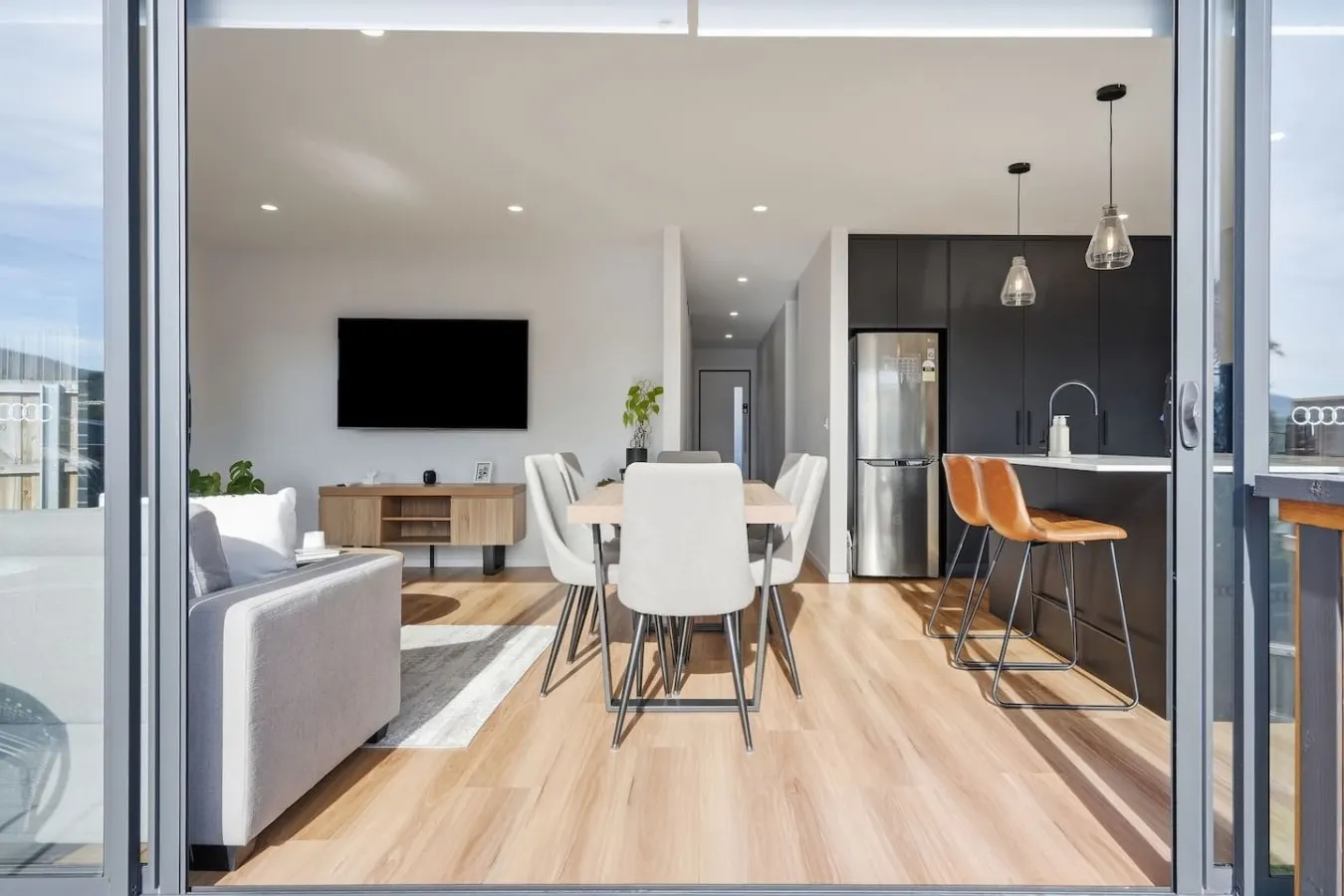 New 3-Bed Home, Sunny Deck & BBQ, 15 min to Hobart 20