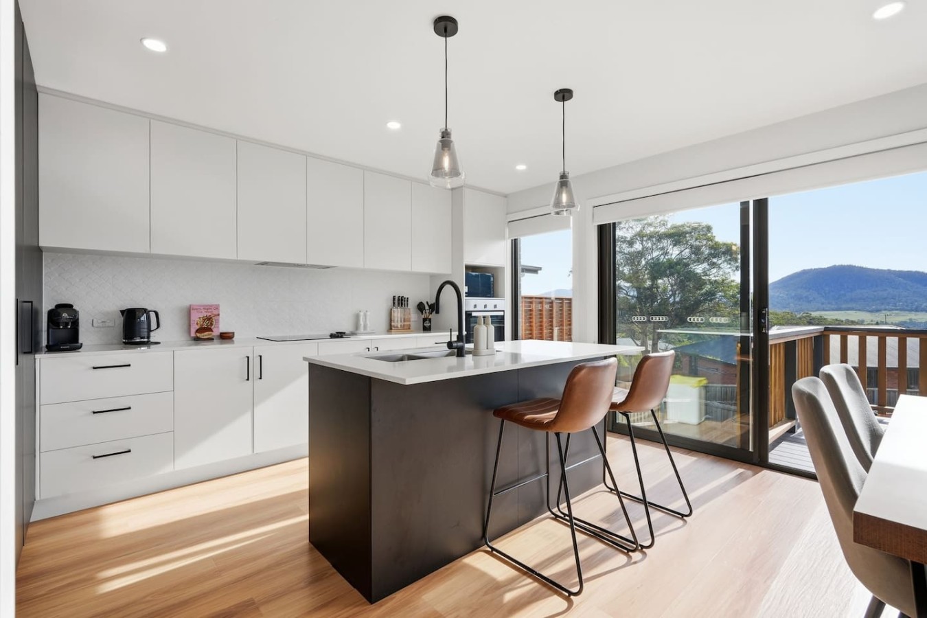 New 3-Bed Home, Sunny Deck & BBQ, 15 min to Hobart — photo 3