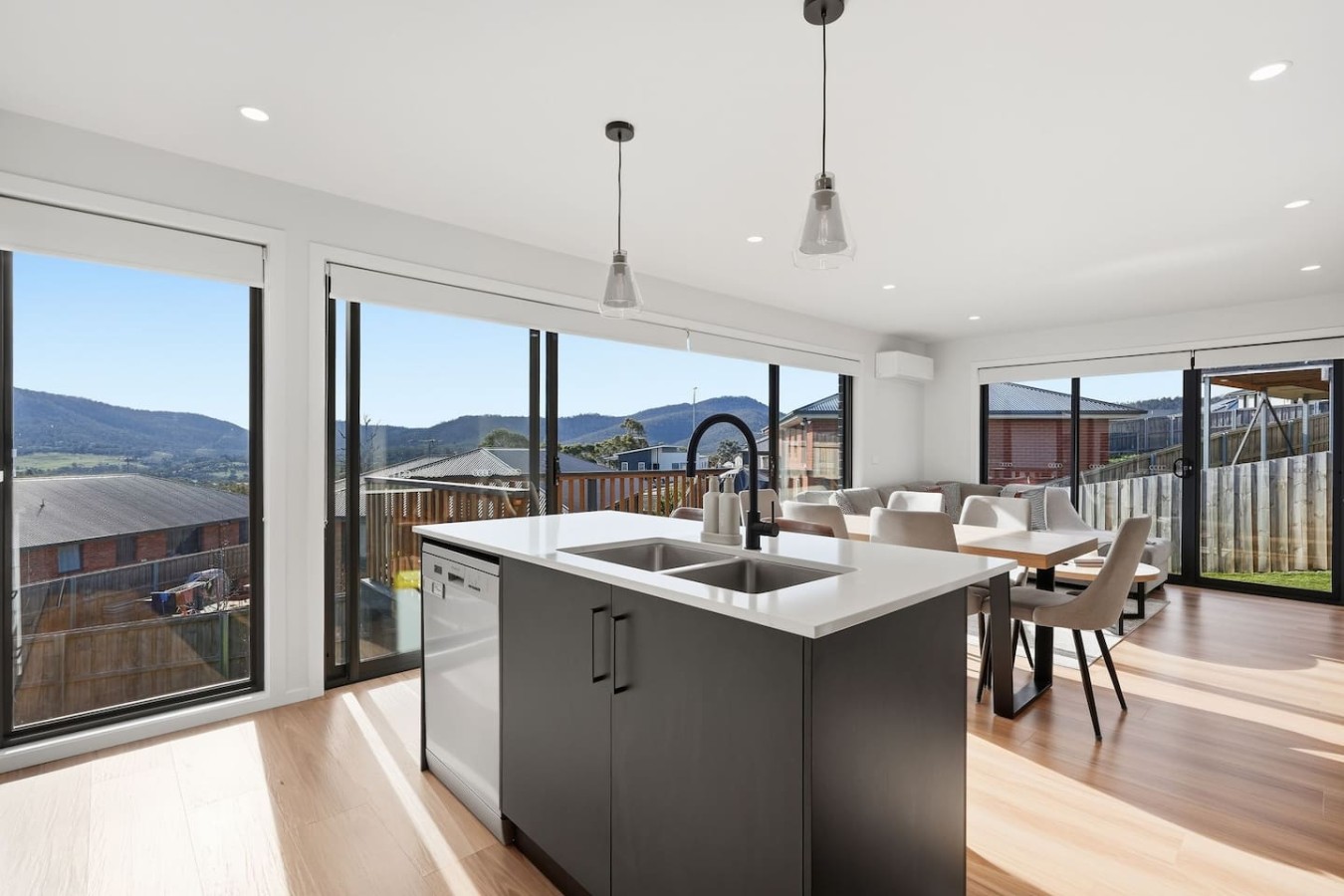 New 3-Bed Home, Sunny Deck & BBQ, 15 min to Hobart 6