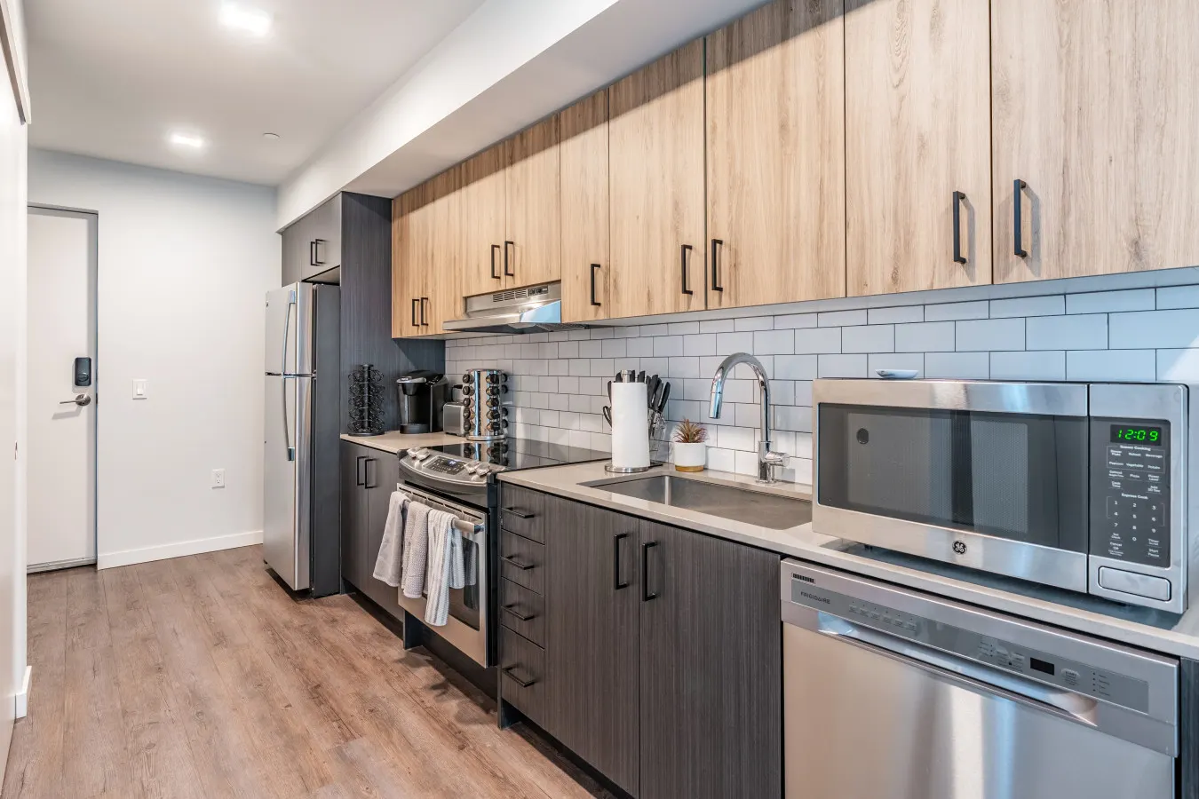 Queen Anne Apartment- Spacious, Walkable, Rooftop Views 14