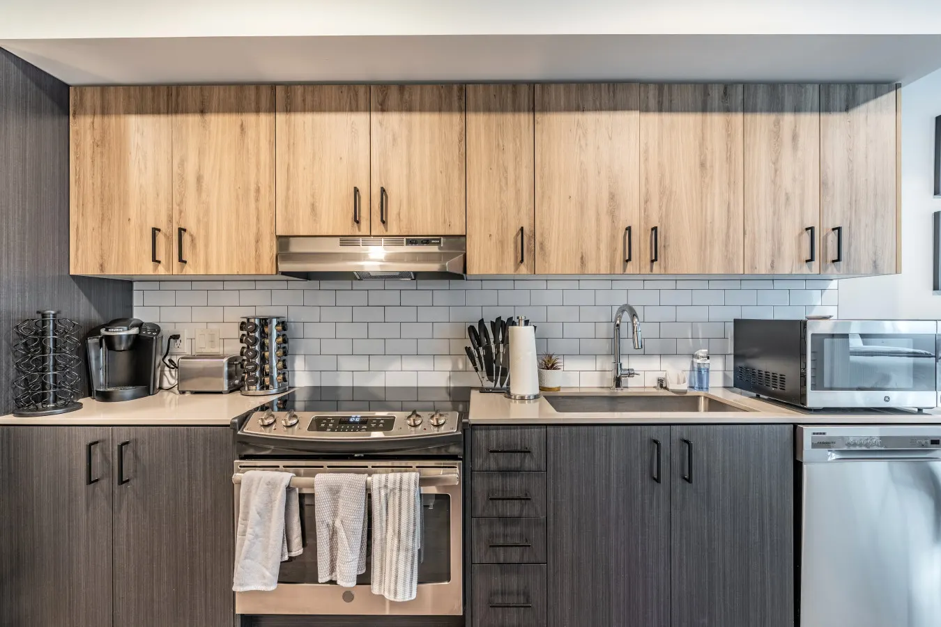 Queen Anne Apartment- Spacious, Walkable, Rooftop Views 16