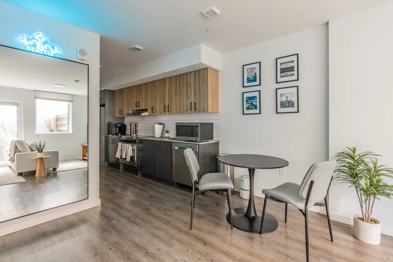 Queen Anne Apartment- Spacious, Walkable, Rooftop Views 7