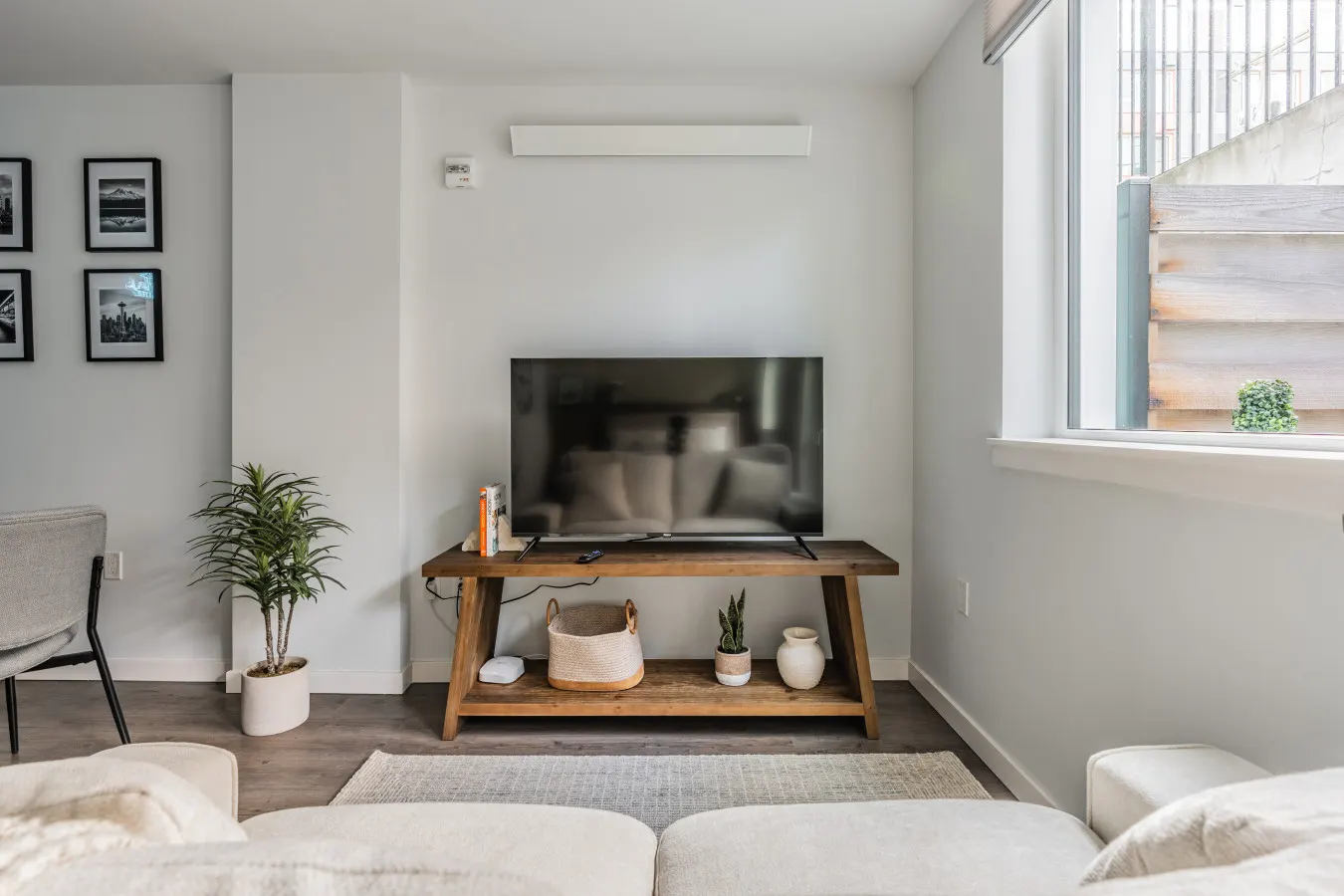 Queen Anne Apartment- Spacious, Walkable, Rooftop Views 8
