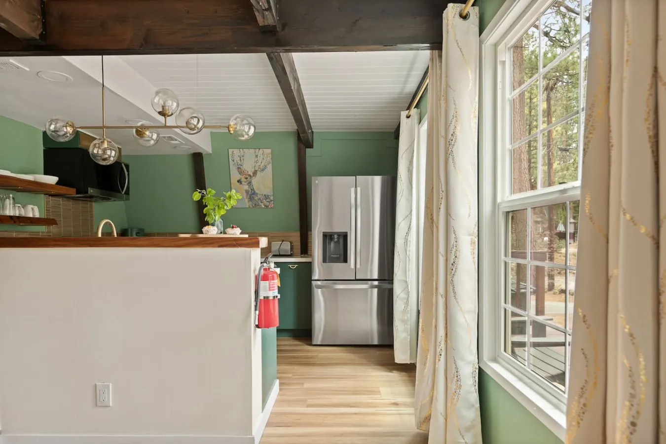 Swiss Bliss, Ideal Ski Location w Hot Tub & BBQ 9