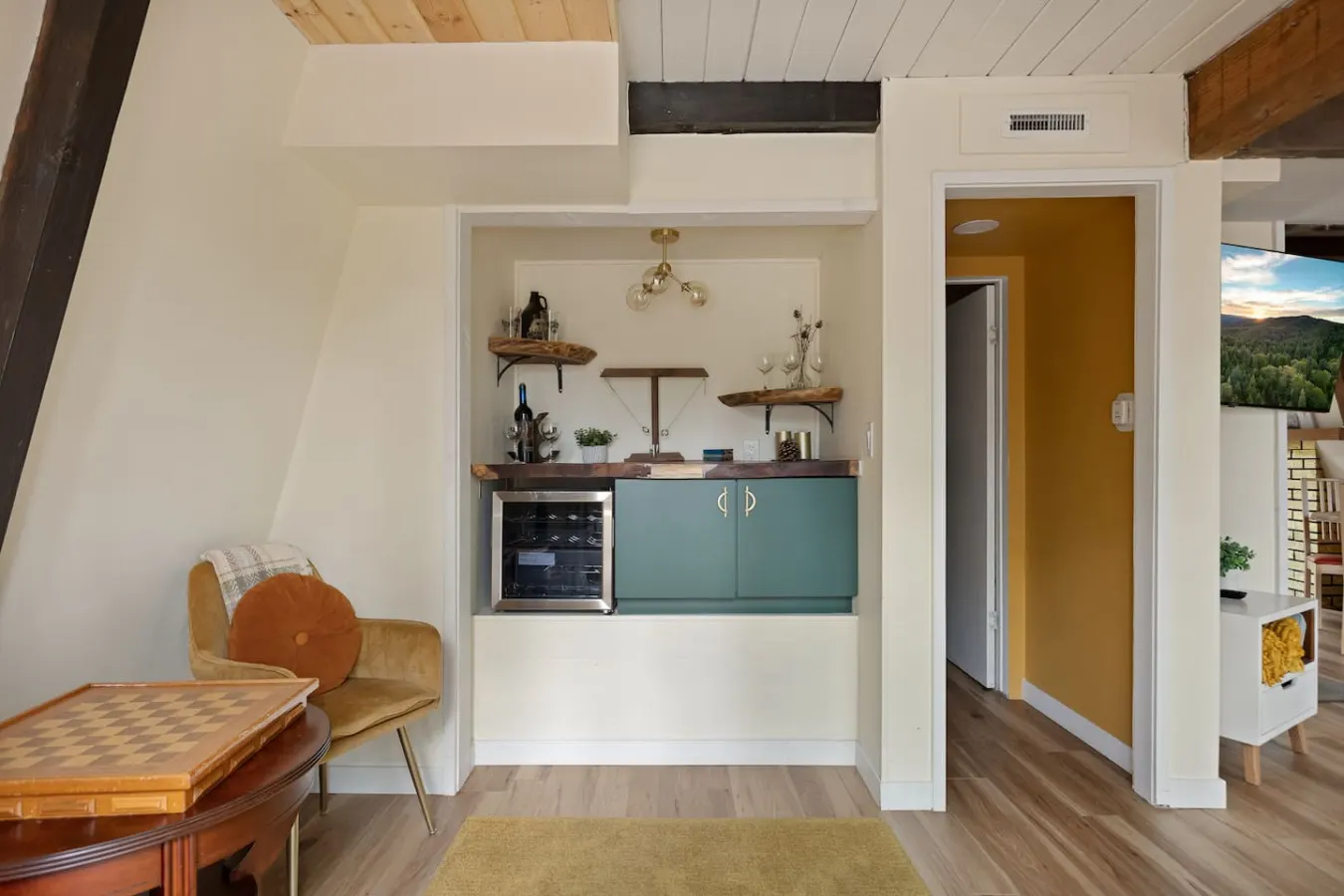 Swiss Bliss, Ideal Ski Location w Hot Tub & BBQ 15