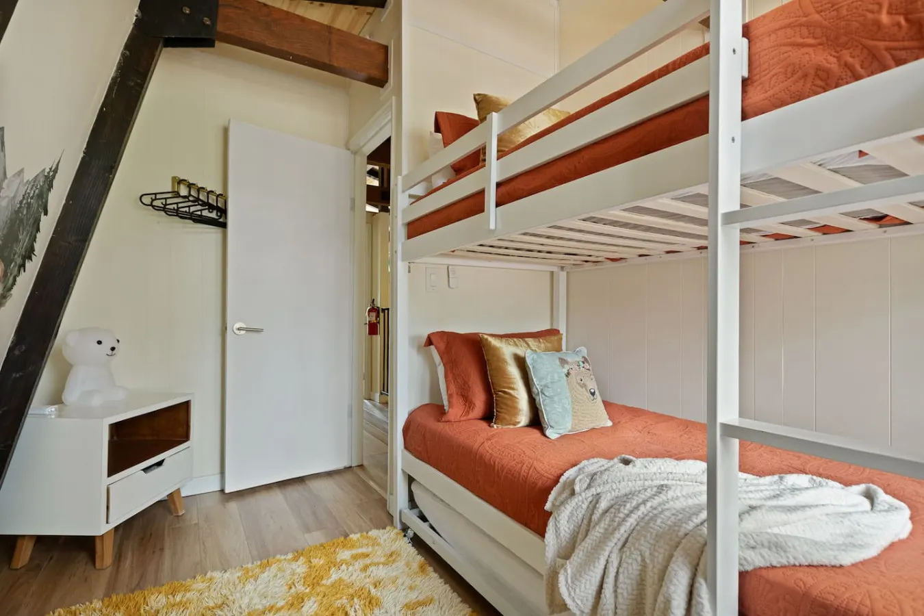 Swiss Bliss, Ideal Ski Location w Hot Tub & BBQ — photo 4
