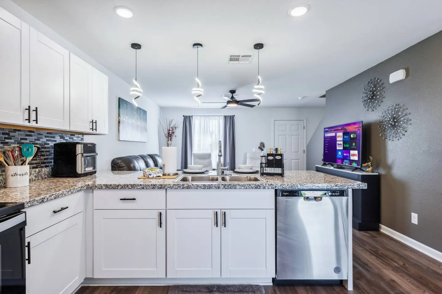 New Build 4bd Theater Views Gym Sleeps 10 11