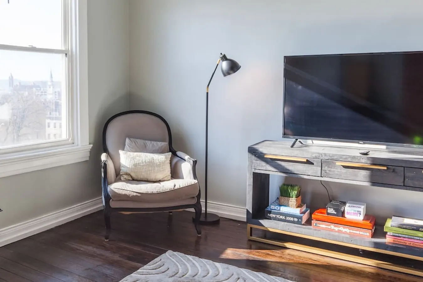 OTR Penthouse: Walk Everywhere & FREE Parking 15