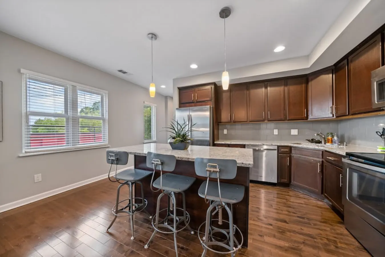 Classy 2BR Condo Near City Centre | OTR, UC, Zoo — foto 2