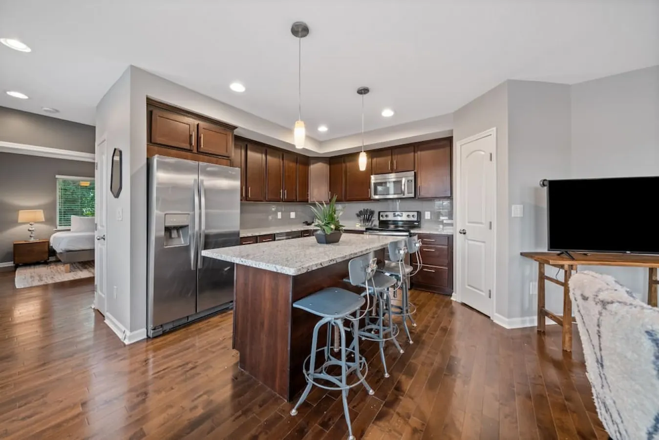Classy 2BR Condo Near City Centre OTR, UC, Zoo 11