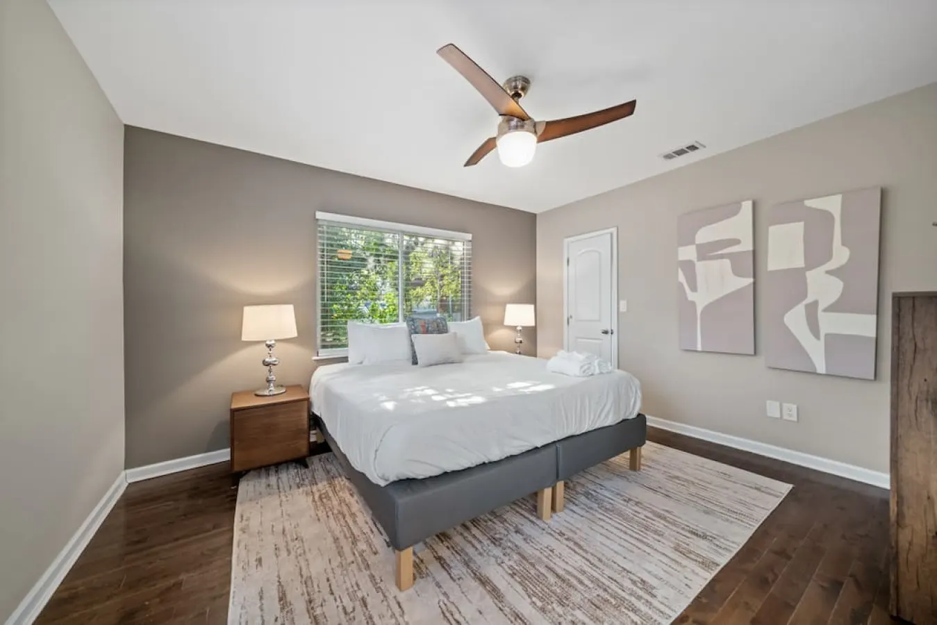 Classy 2BR Condo Near City Centre | OTR, UC, Zoo — foto 3