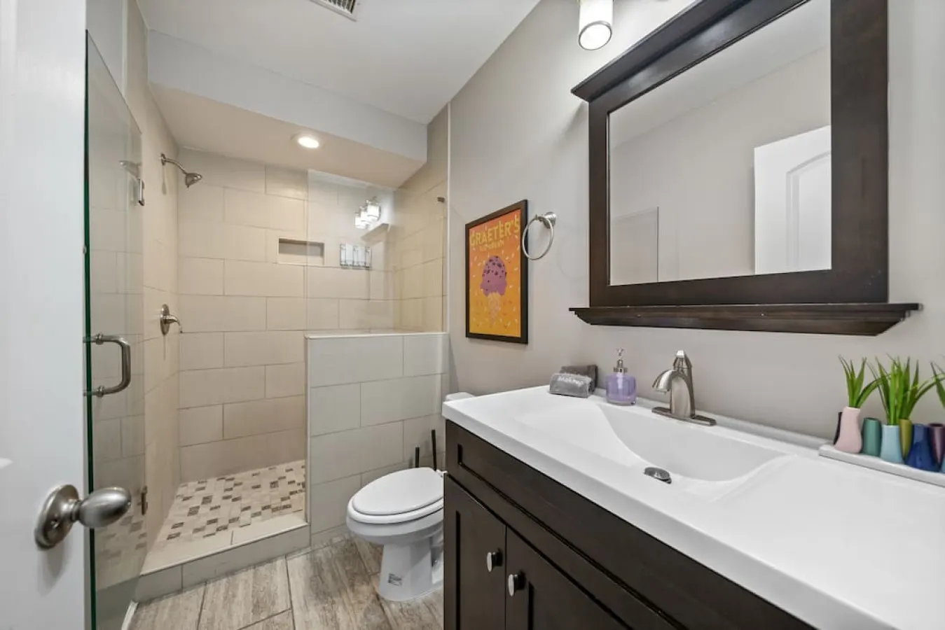 Classy 2BR Condo Near City Centre | OTR, UC, Zoo — foto 4