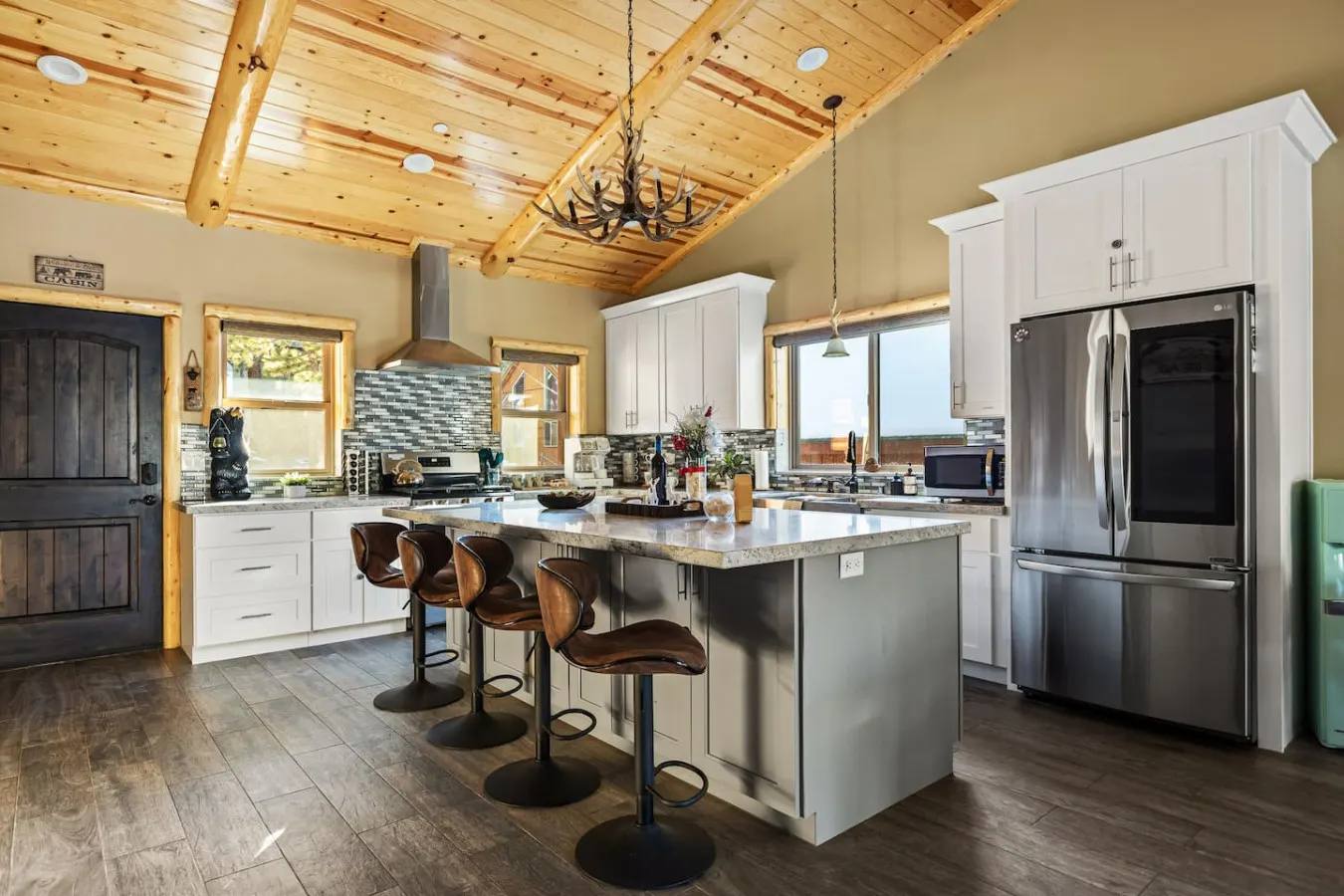 High Altitude Modern Retreat, Game Room & Hot Tub — photo 2