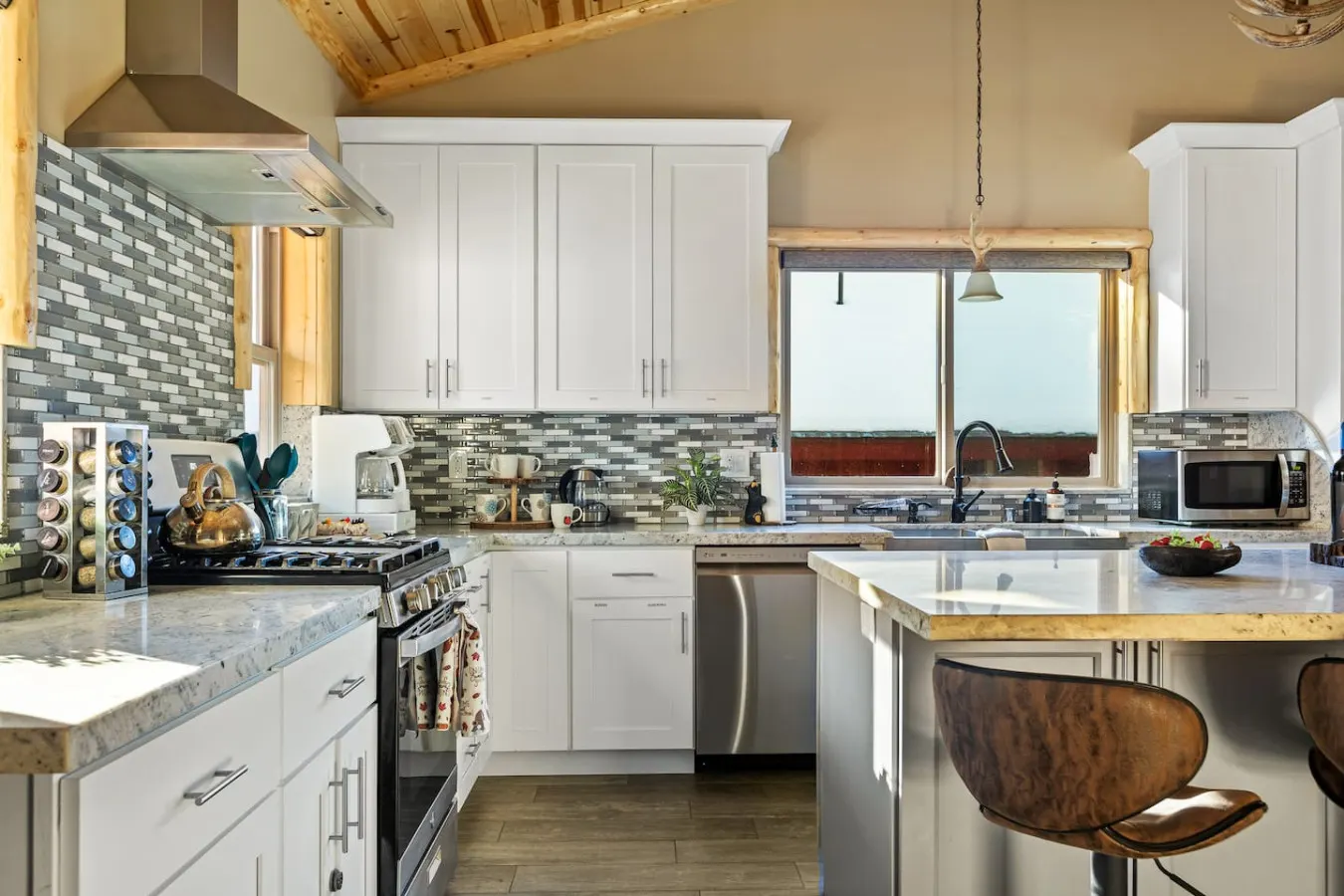 High Altitude Modern Retreat, Game Room & Hot Tub 10