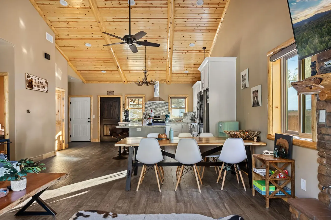 High Altitude Modern Retreat, Game Room & Hot Tub 13