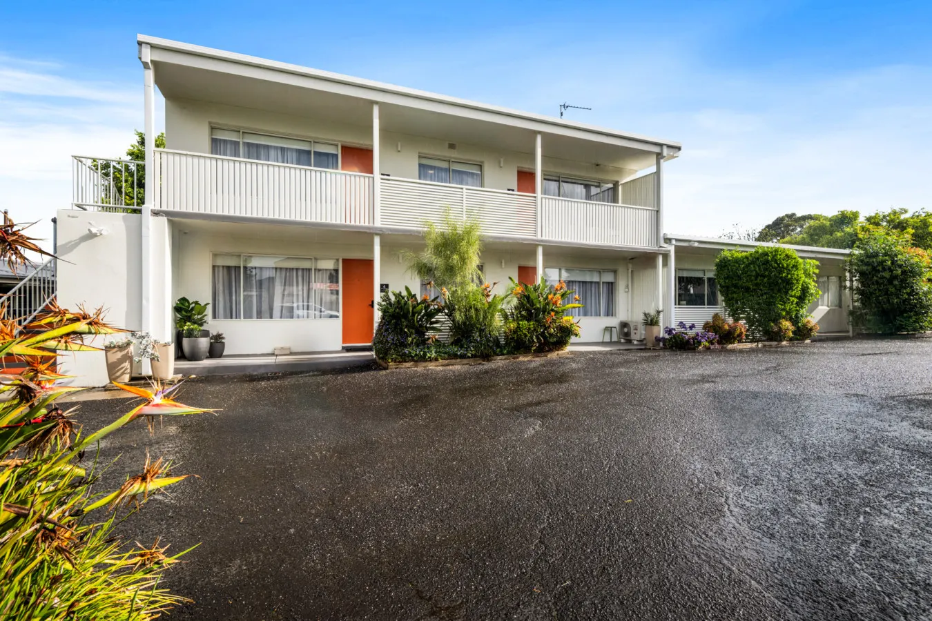 Convenient across from Geelong Hospital 7