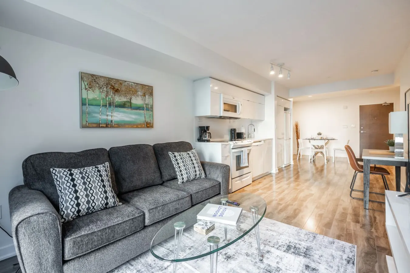 Modern 1BR Condo • Sleeps 4 • Free Parking