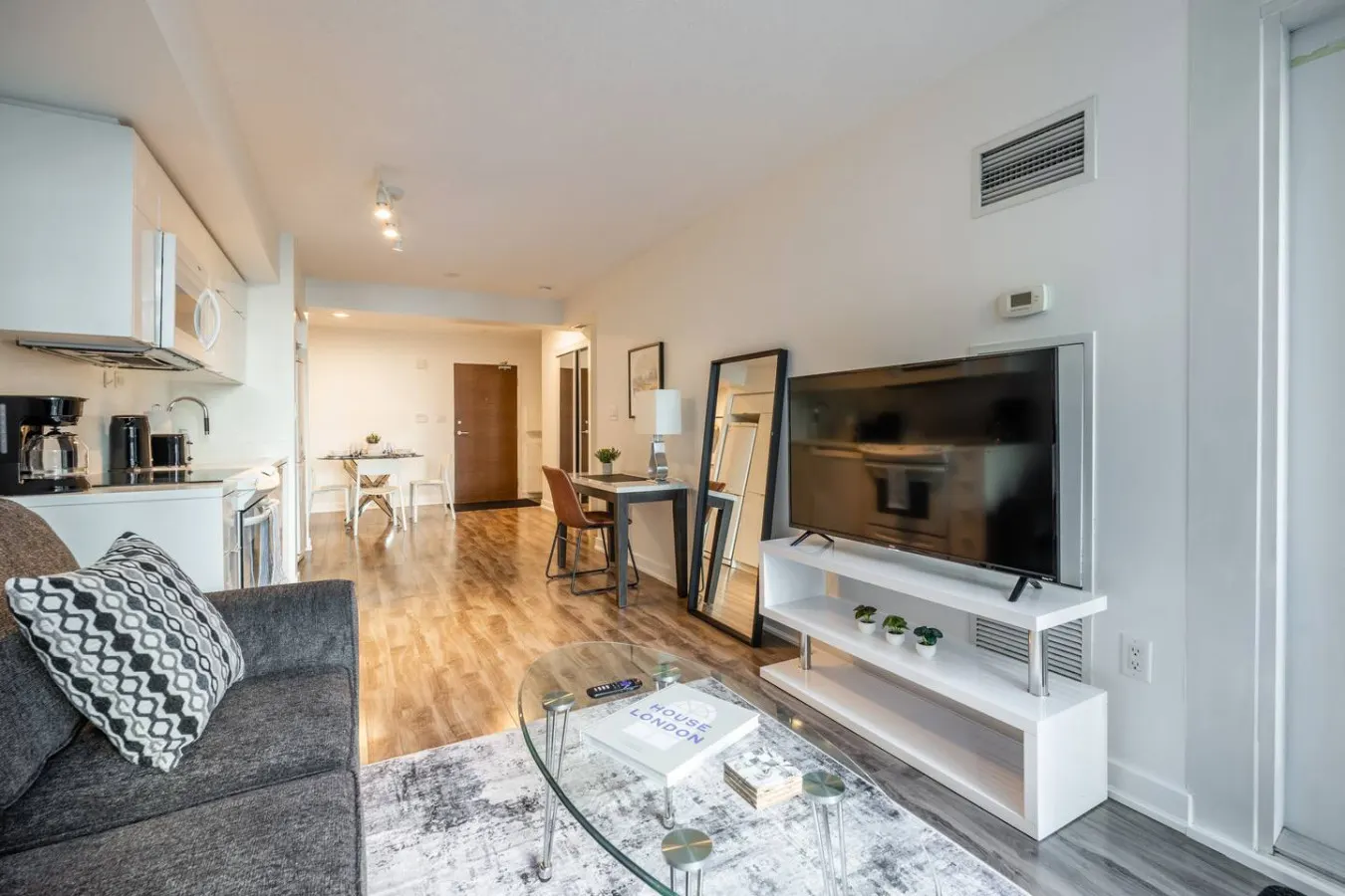 Modern 1BR Condo Sleeps 4 Free Parking 2