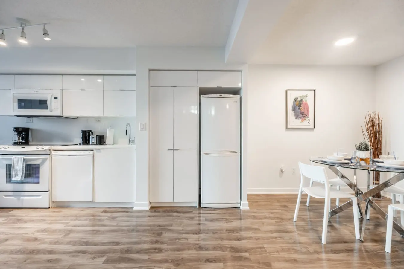 Modern 1BR Condo Sleeps 4 Free Parking 9