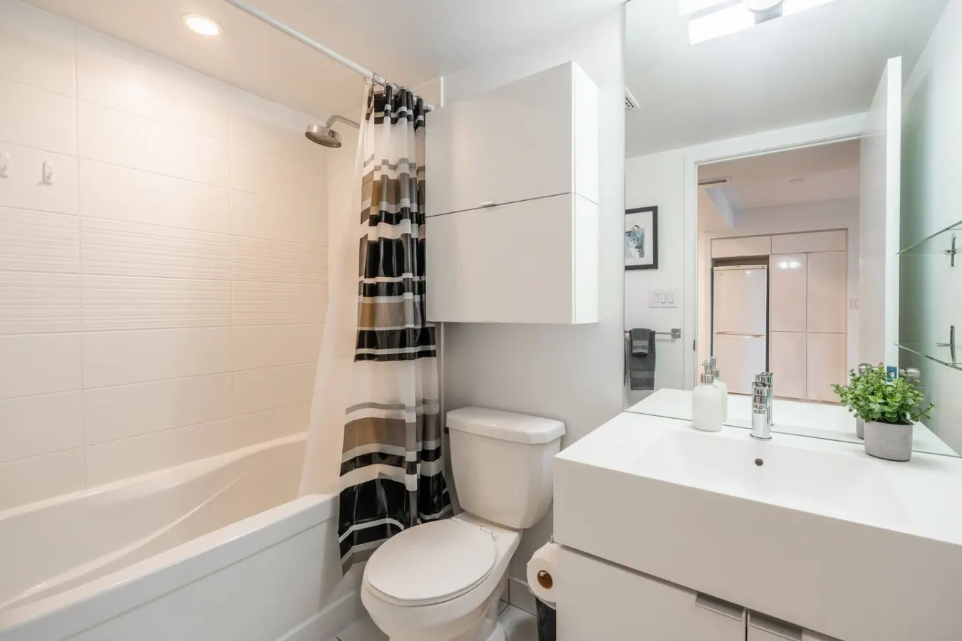 Modern 1BR Condo Sleeps 4 Free Parking 14