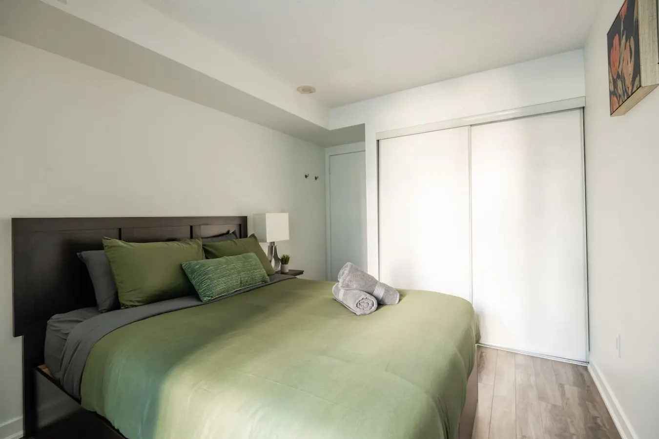 Modern 1BR Condo Sleeps 4 Free Parking 5
