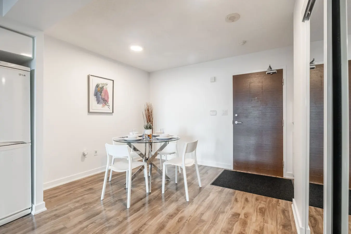 Modern 1BR Condo Sleeps 4 Free Parking 7