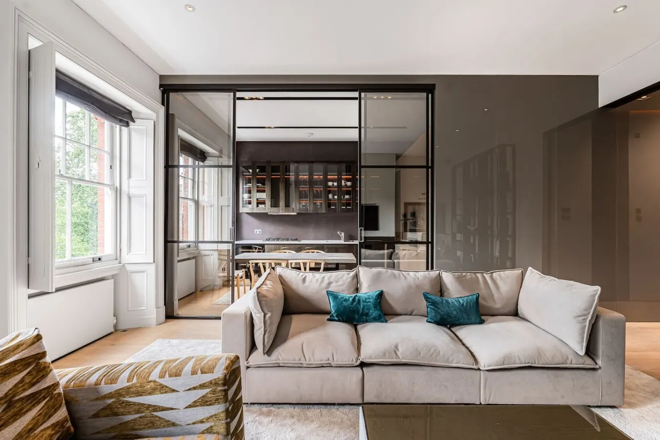 Cadogan Square 3-Bed | Elevator Access — photo 3
