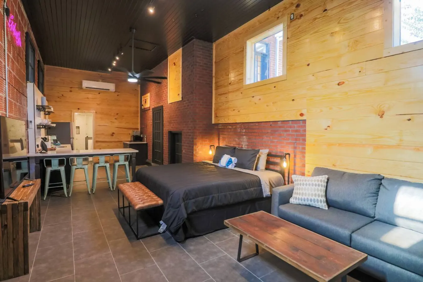 Restored Historic Loft - 3 mins to the beach! 1