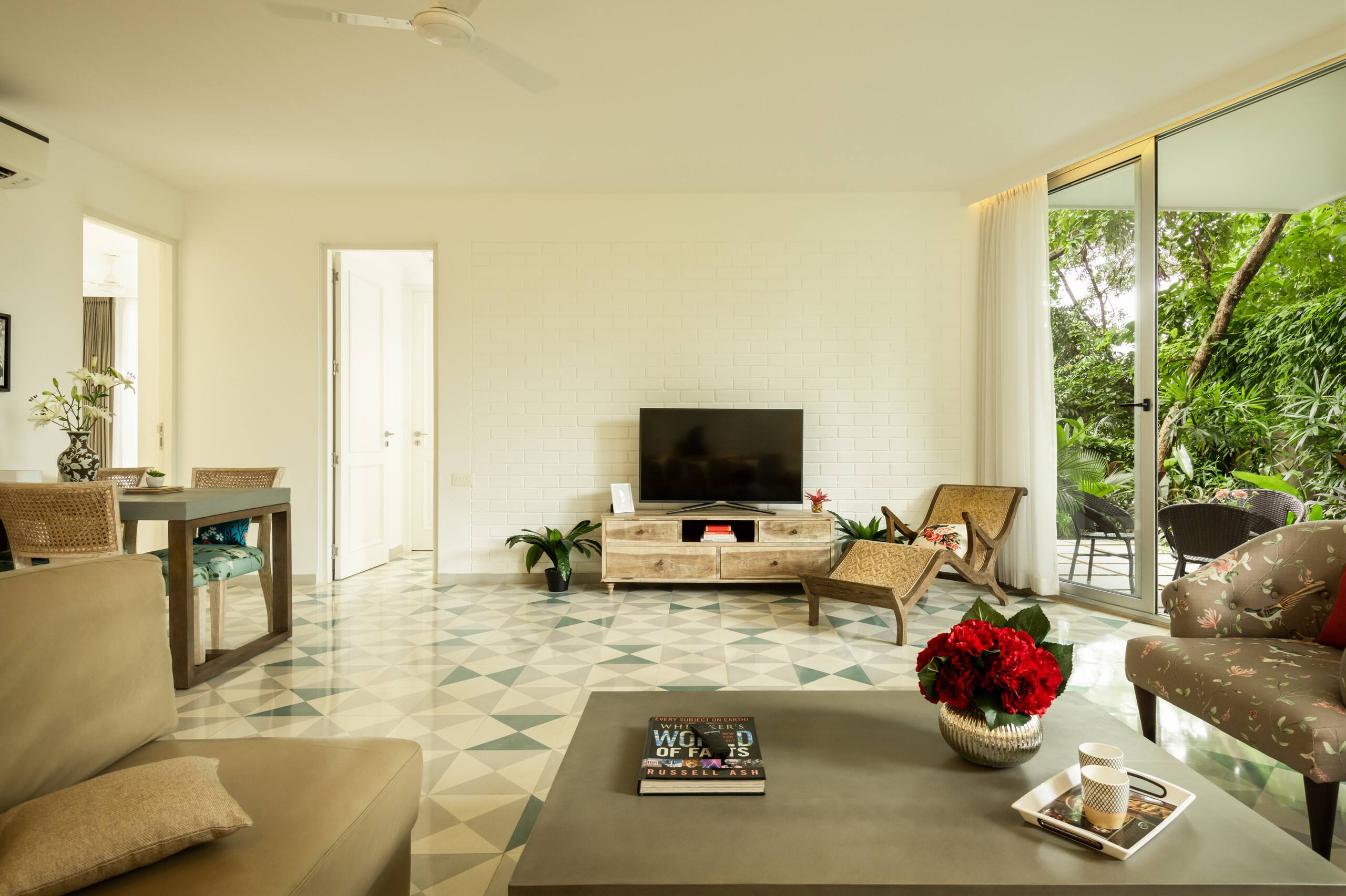 ElSereno Cozy 2BHK Apt Pool 10m to Vagator Beach 10