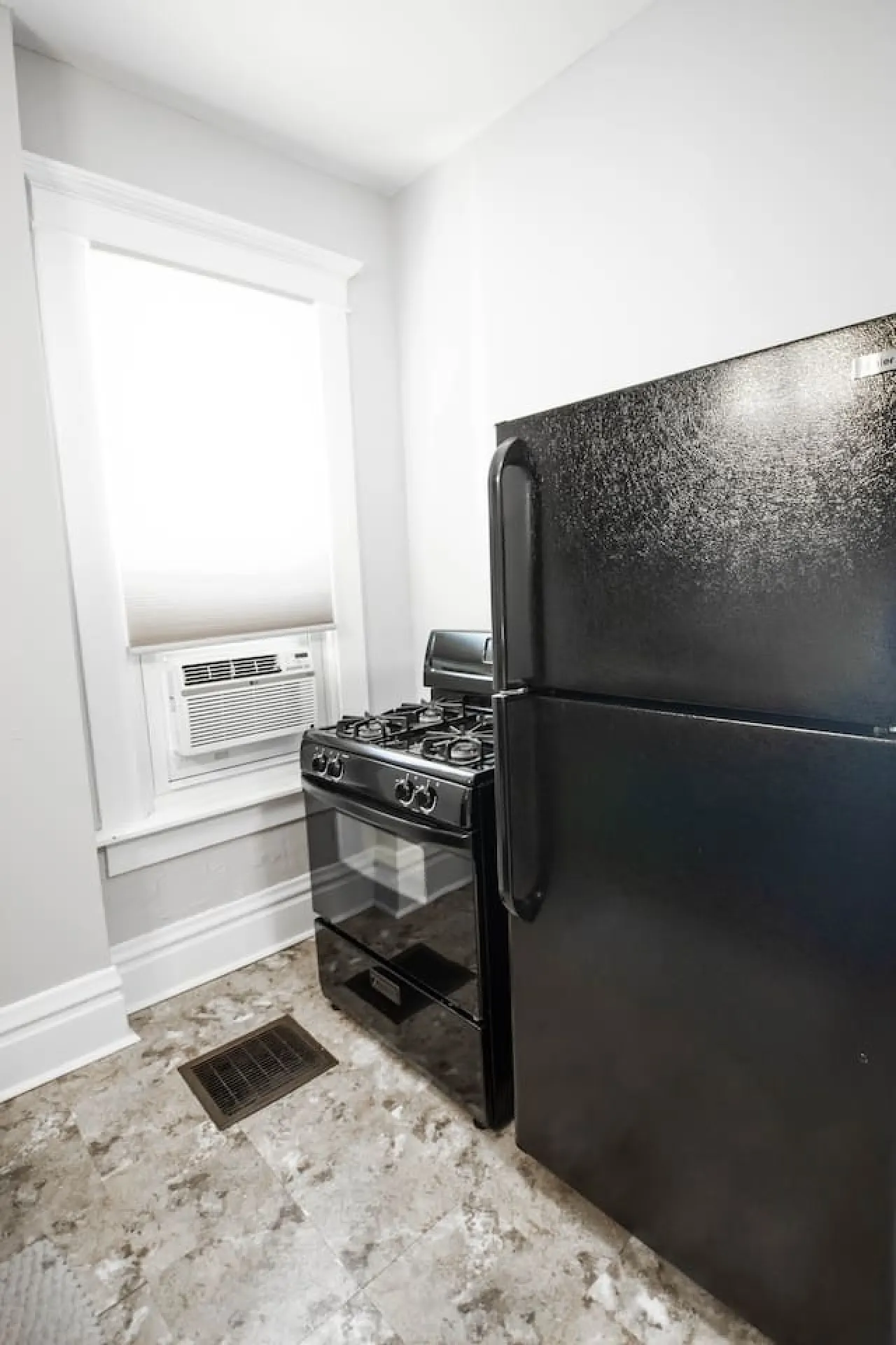 Village Retreat - Free Parking Available! 9