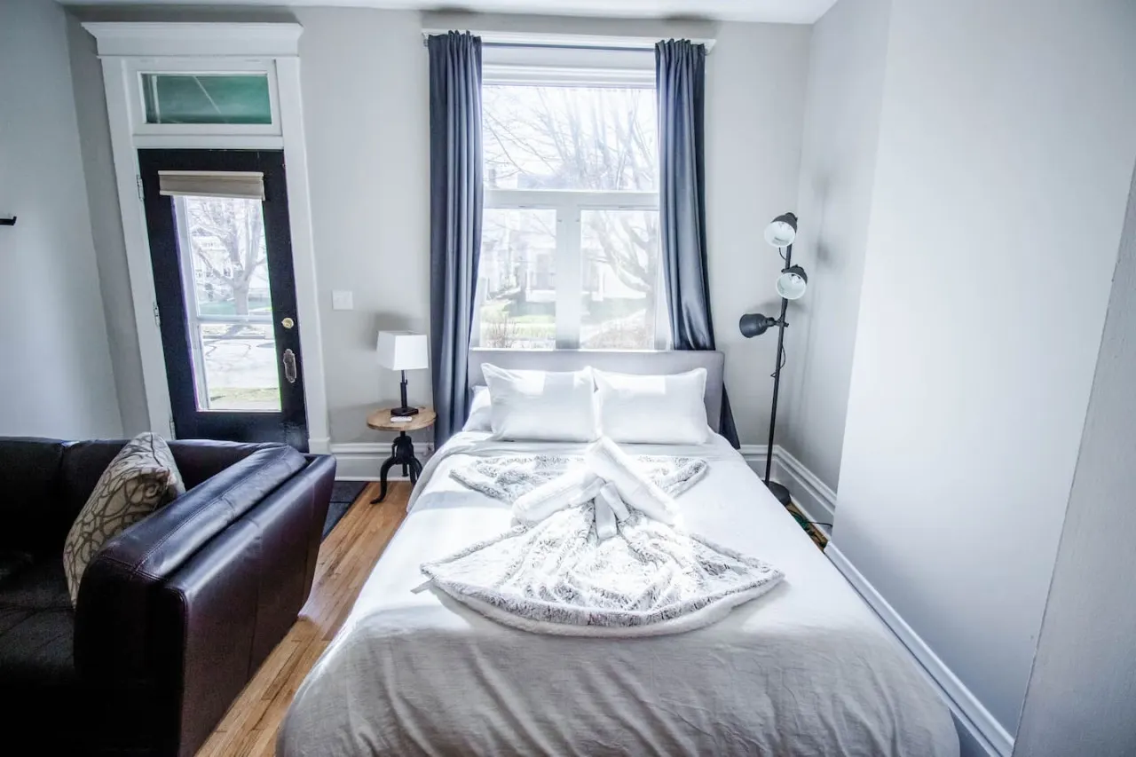 Village Retreat - Free Parking Available! 5