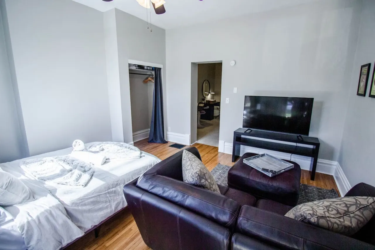 Village Retreat - Free Parking Available! 7