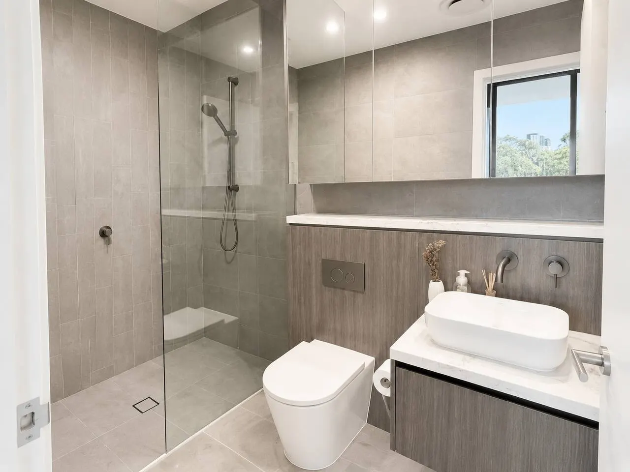 Modern & Spacious 2B Apartment in Lidcombe 6