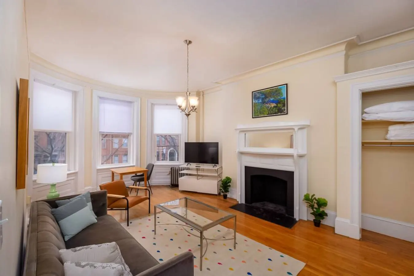 Beautiful Newbury St. 1Br 2