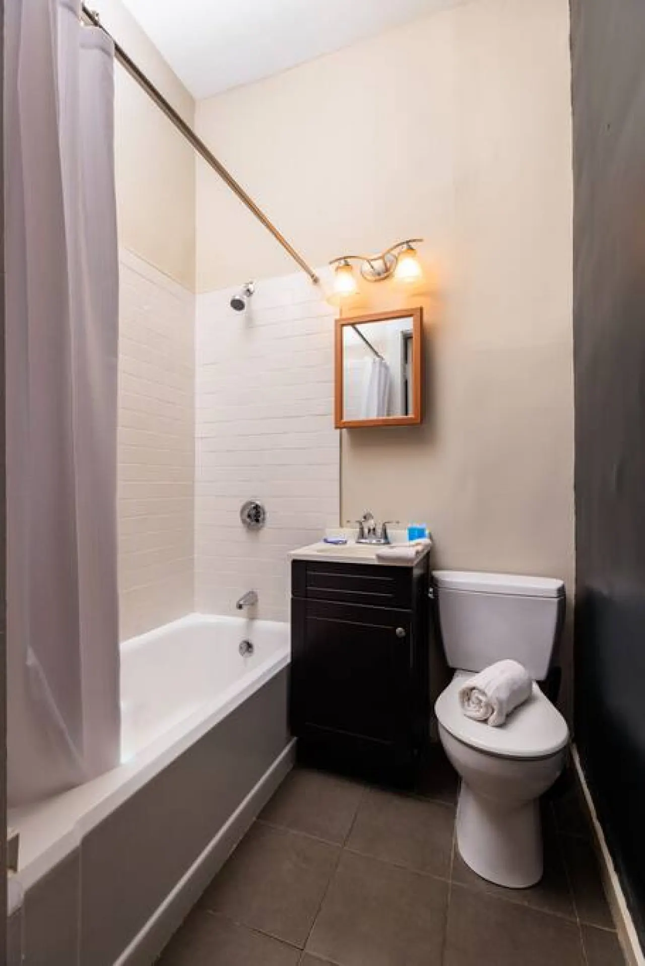Beautiful Newbury St. 1Br 5