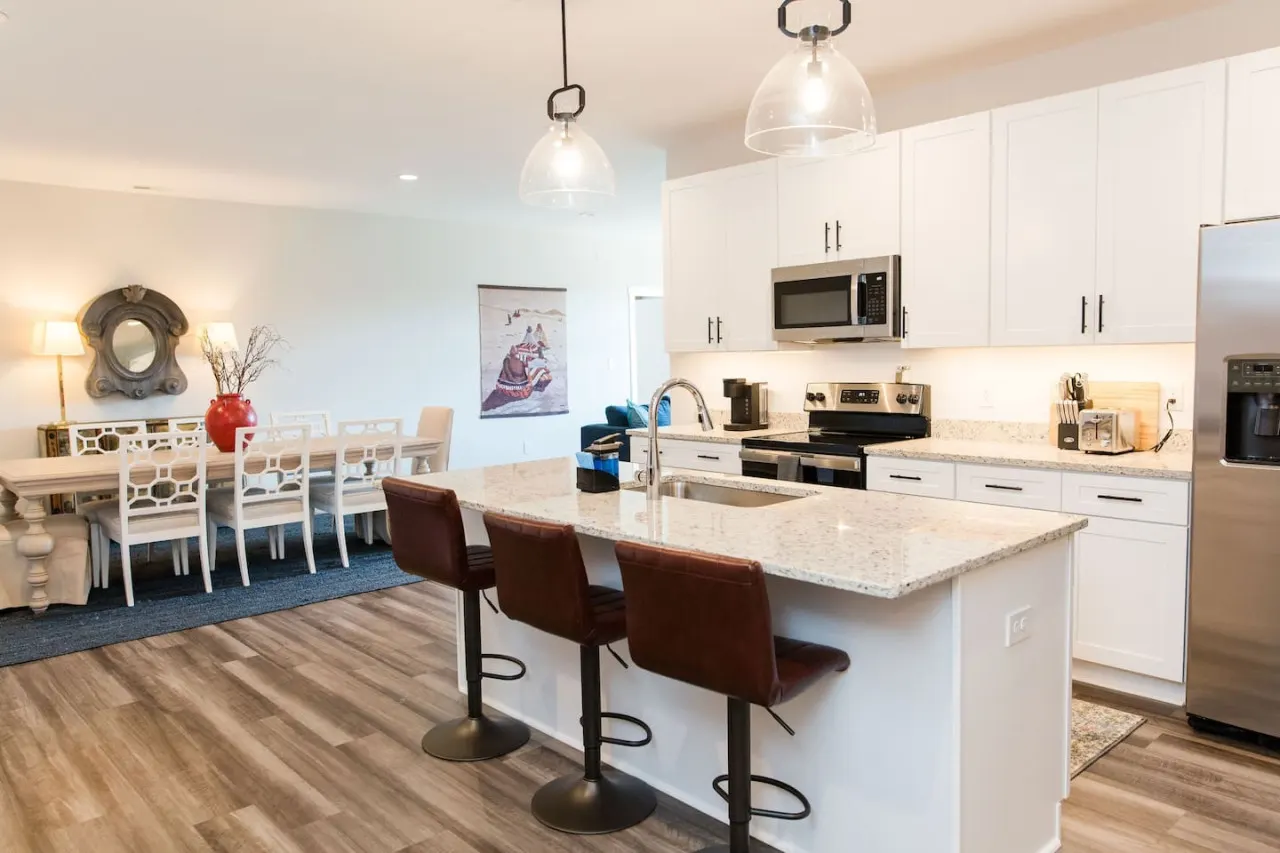 Beautiful King Bed Master 2-Bed 2-Bath Condo 15
