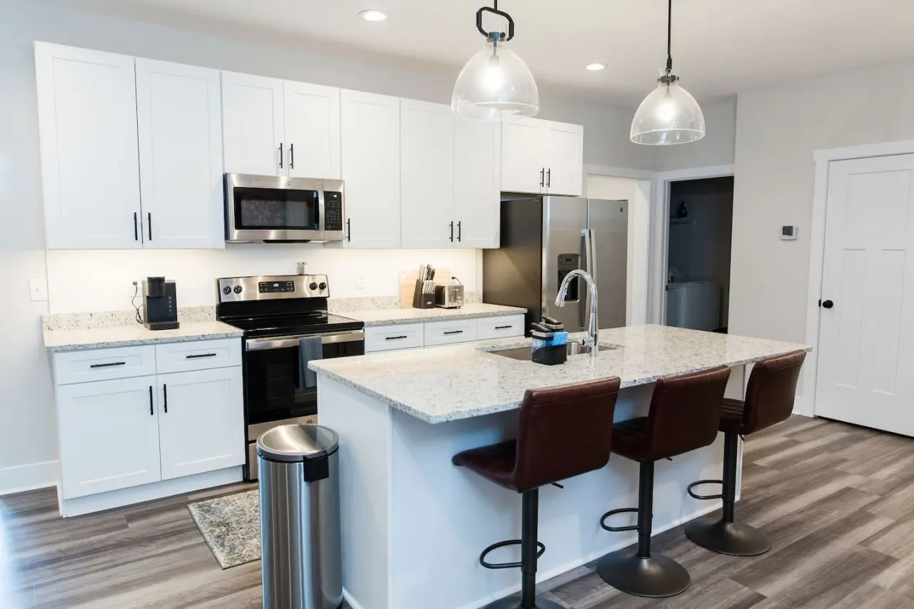 Beautiful King Bed Master 2-Bed 2-Bath Condo 18