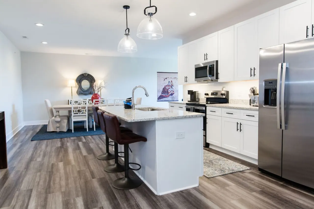 Beautiful King Bed Master 2-Bed 2-Bath Condo 20