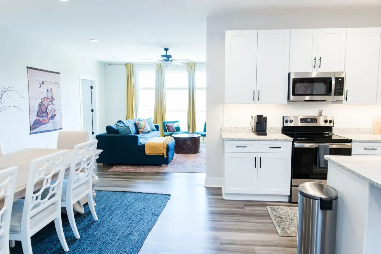 Beautiful King Bed Master 2-Bed 2-Bath Condo 5