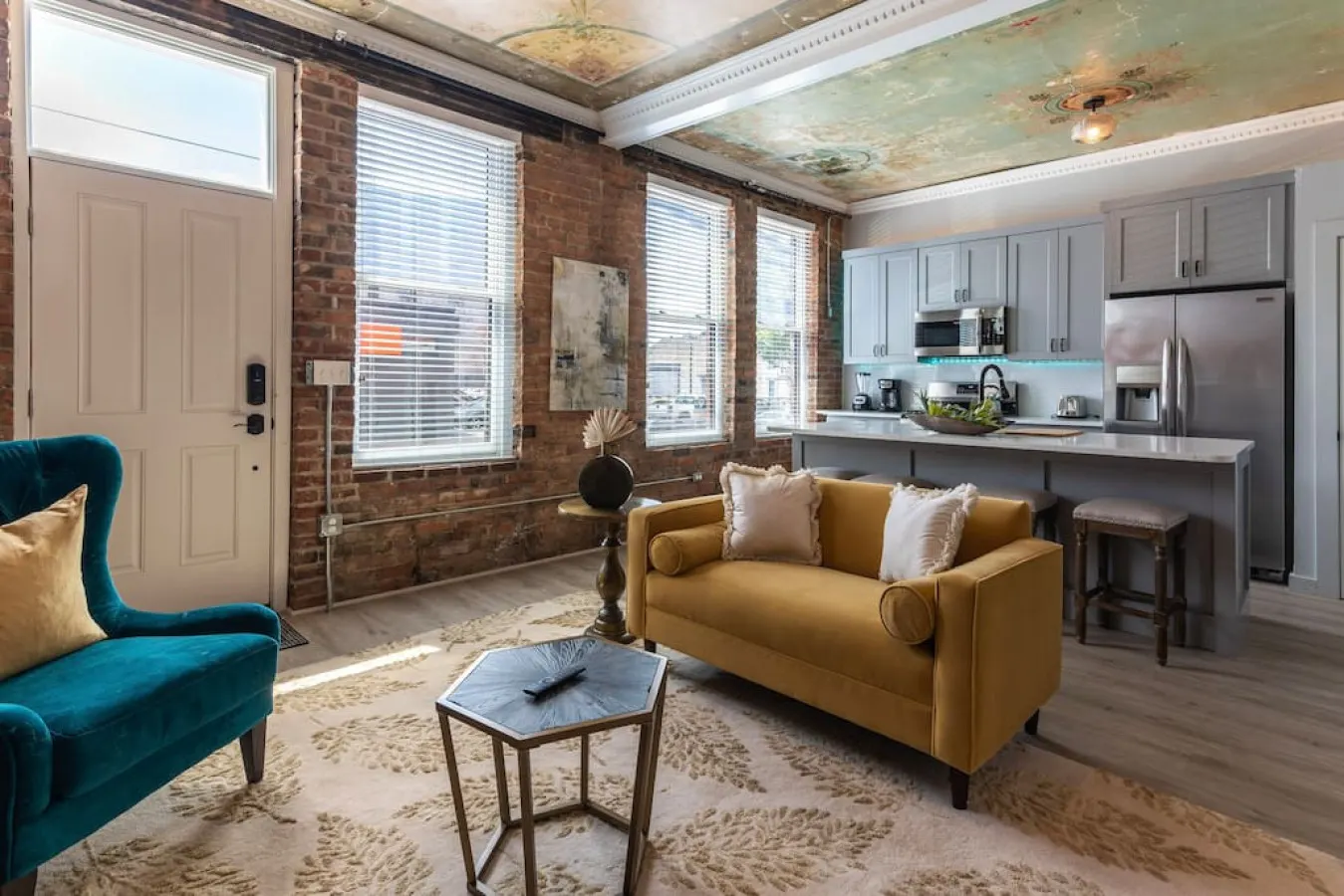 Parlor: Explore OTR/Downtown from a Renovated Condo 9