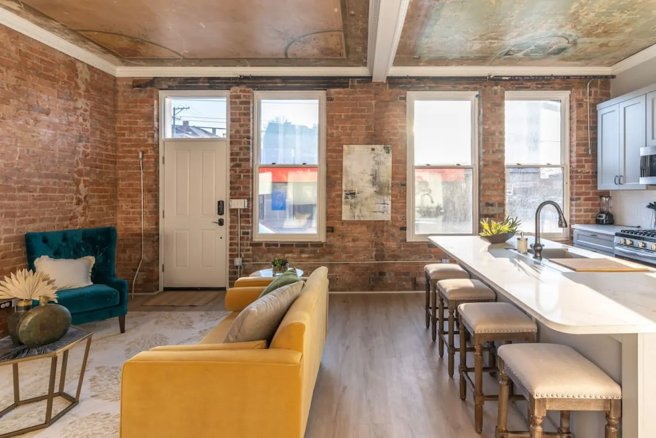 Parlor: Explore OTR/Downtown from a Renovated Condo 12