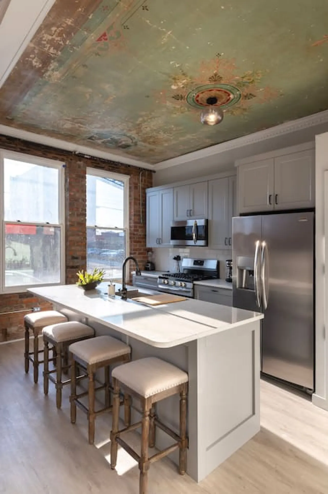 Parlor: Explore OTR/Downtown from a Renovated Condo 13