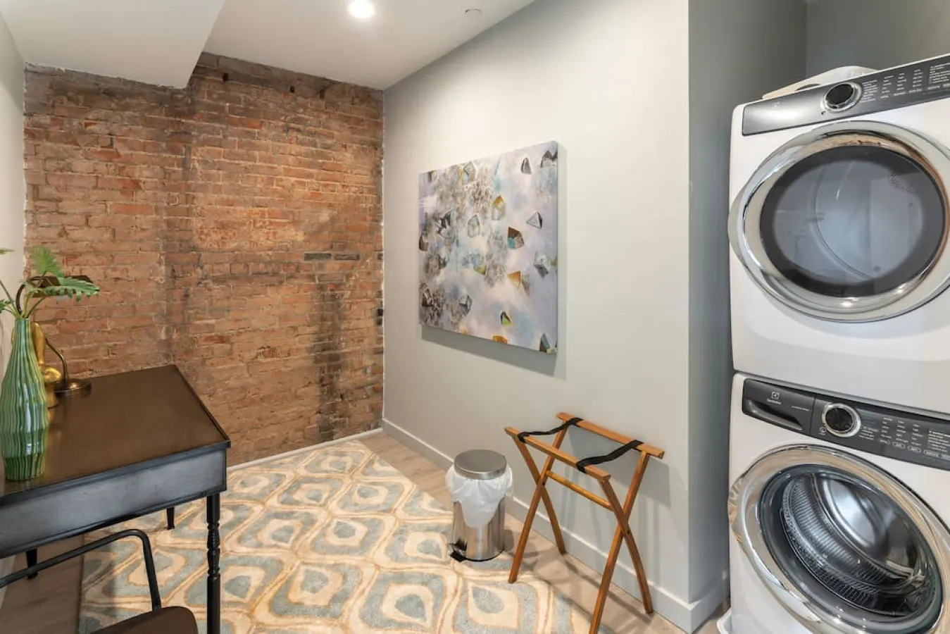 Parlor: Explore OTR/Downtown from a Renovated Condo 20
