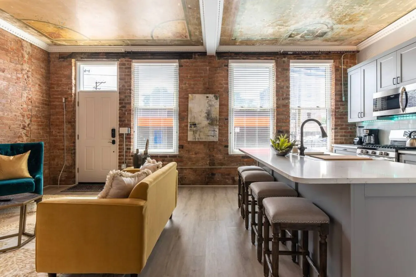 Parlor: Explore OTR/Downtown from a Renovated Condo 7