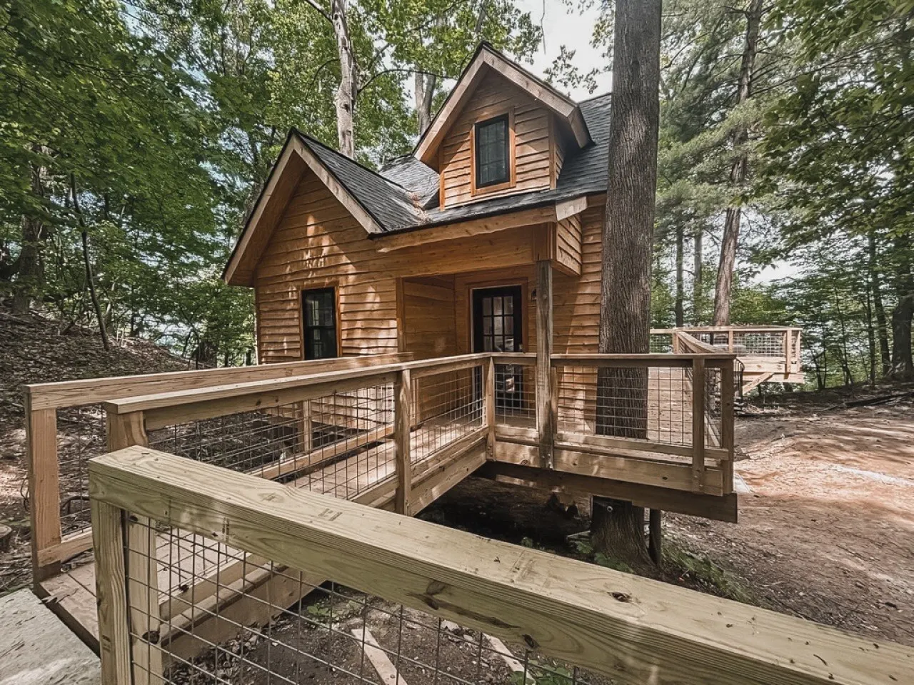 Lakefront Treehouse - Hawk Hideaway