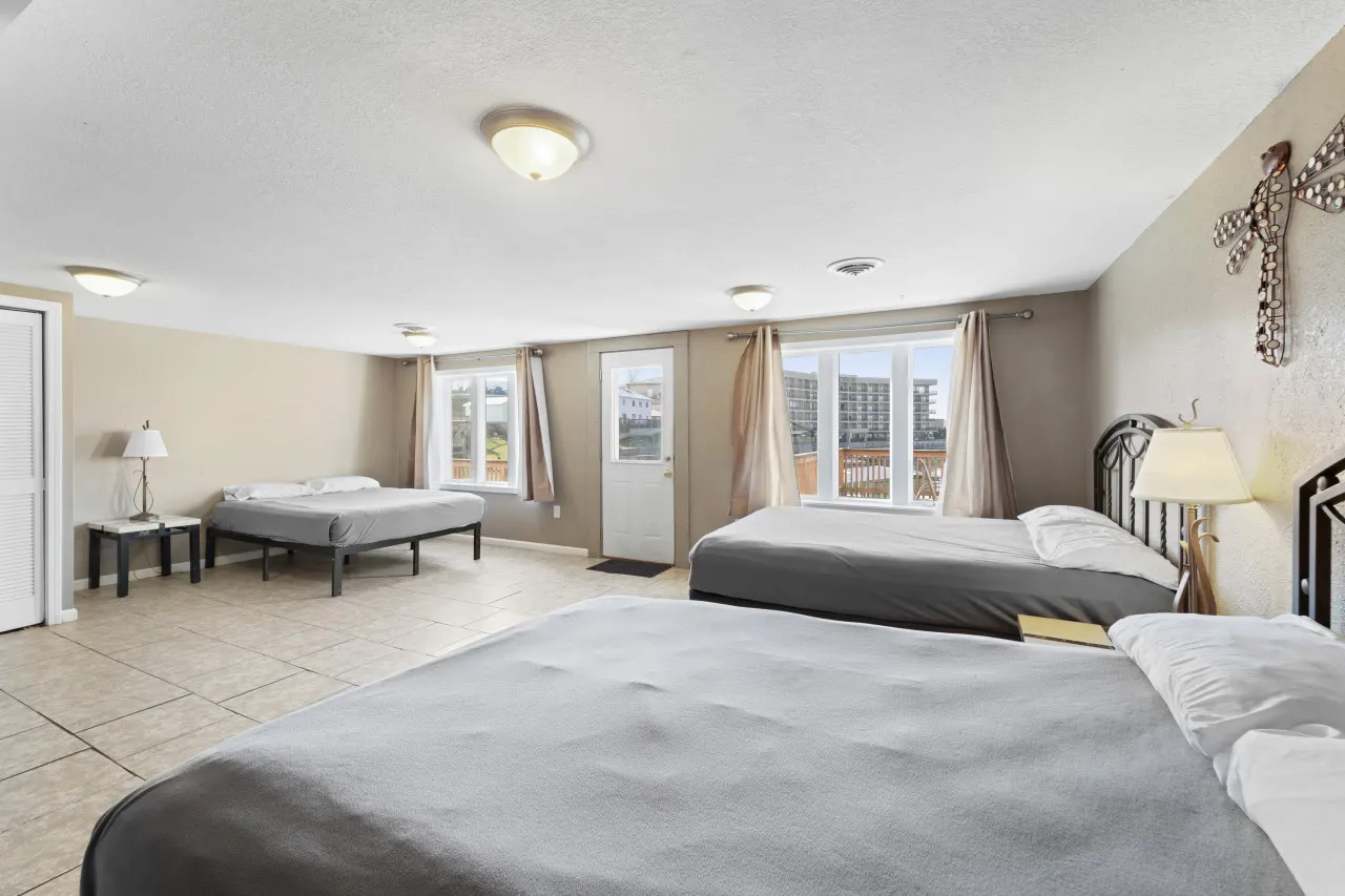 Palace Sleep 20- Bachelor/Bachelorette Parties Welcome! 13