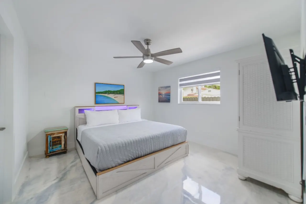 Modern 3 BD. Home in Coral Way! 16