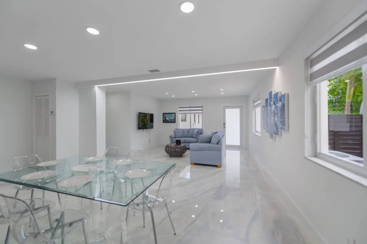 Modern 3 BD. Home in Coral Way! 5