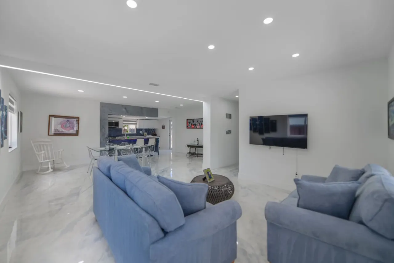 Modern 3 BD. Home in Coral Way! 7